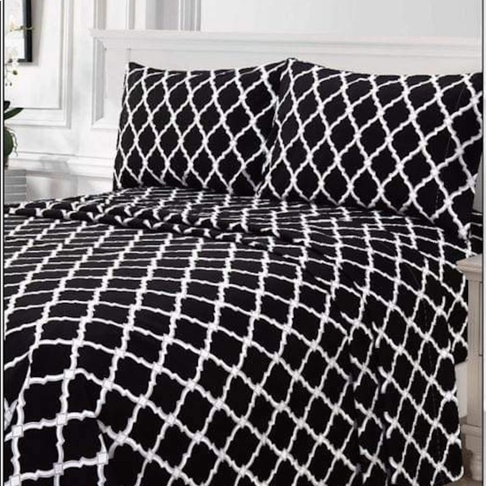 ✨RESTOCKING SOON✨Full 4pc Black Arabesque Bedsheets - Picture 1 of 5